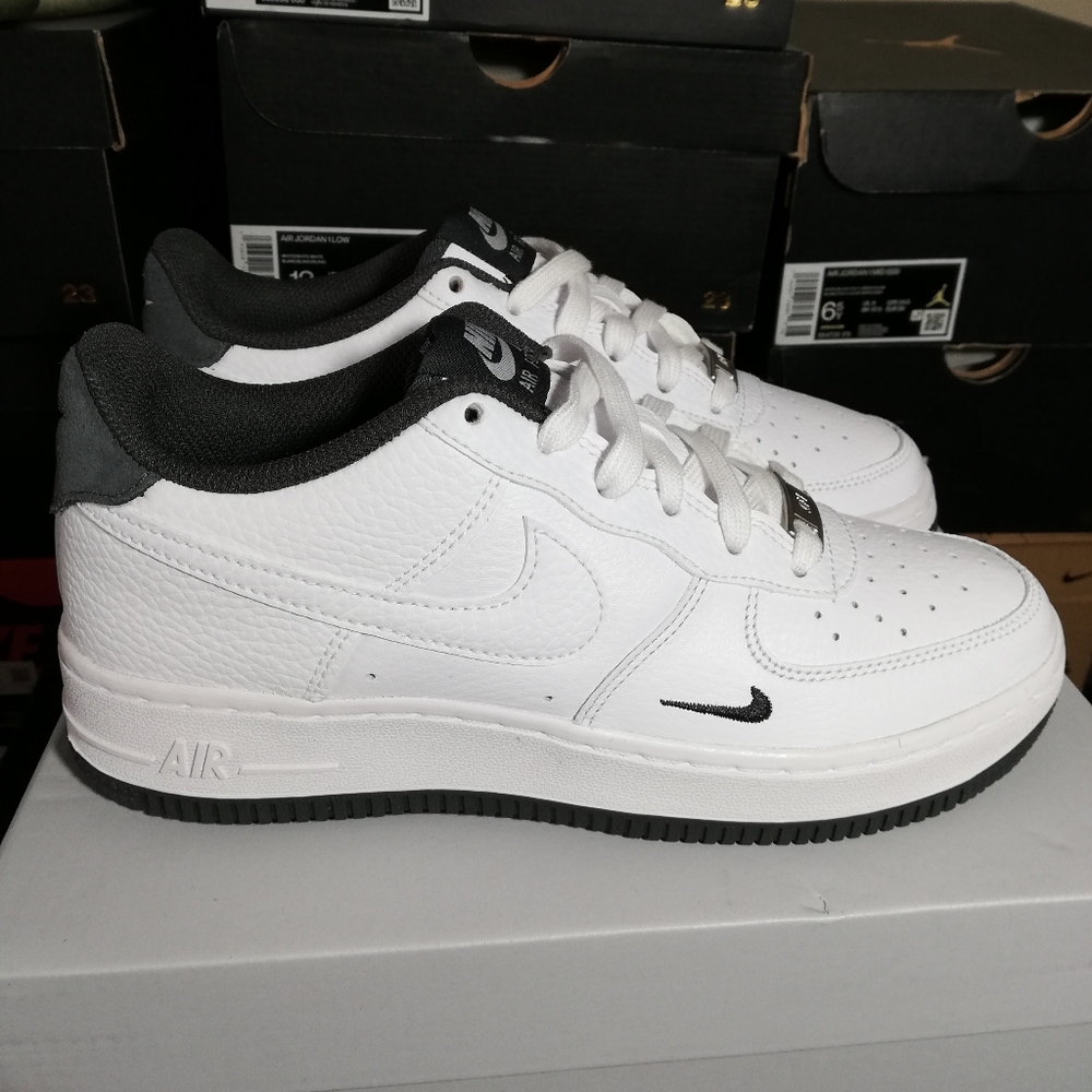 NIKE AIR FORCE1 "WHITTE-CARBON BLACK-GREY WOMEN'S US SIZE 7.5 BRAND NEW IN BOX - Picture 6 of 12